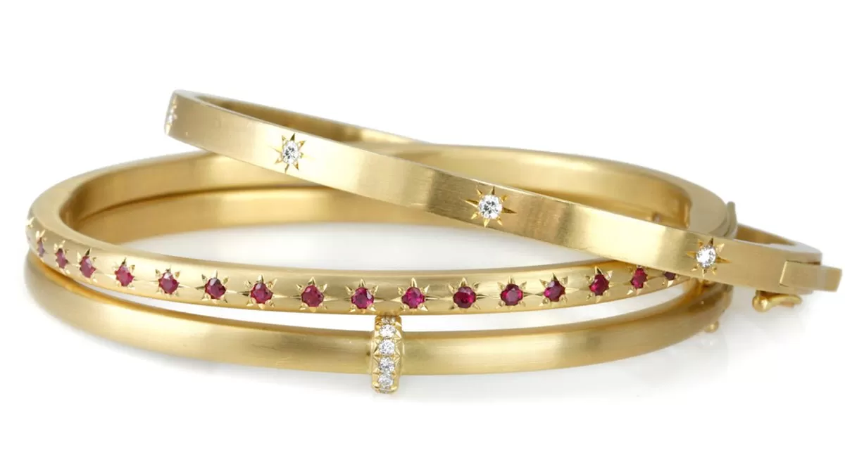 18K Gold Narrow Rounded Hinged Bangle with Star-Set Burmese Rubies