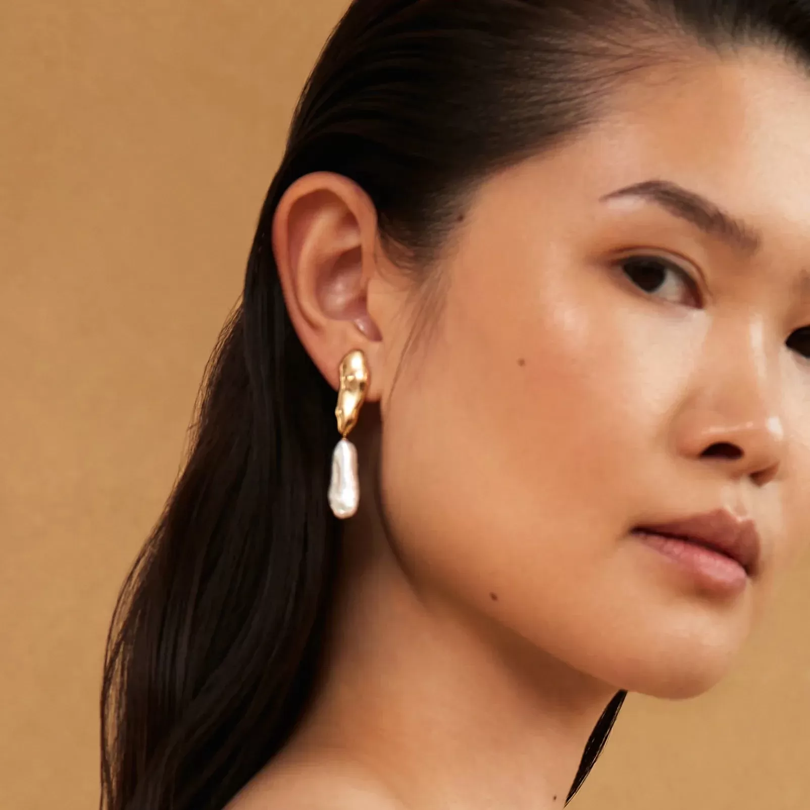 Minimal Gold Elle Pearl Drop Earrings